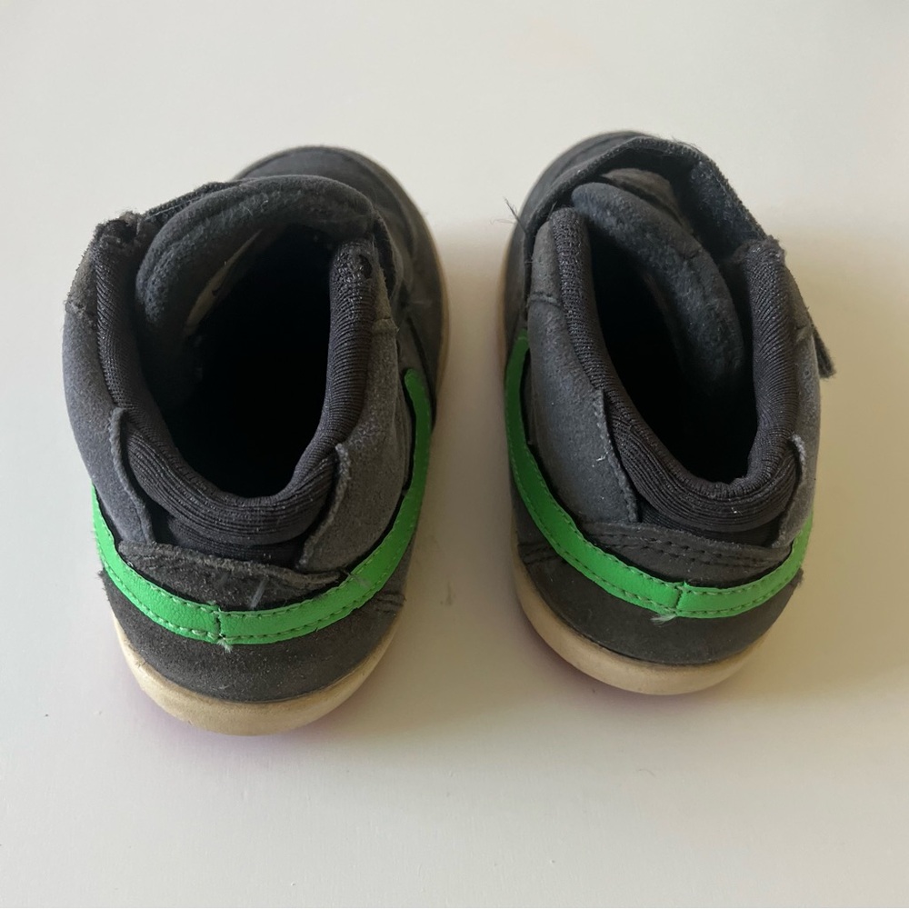 Nike Toddler 7 Kids Black Sneakers with Green Swoosh Play Shoes - Picture 6 of 7
